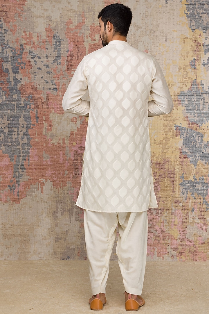 Ivory Floral Embroidered Kurta Set by Devnaagri Men at Pernia's Pop Up Shop