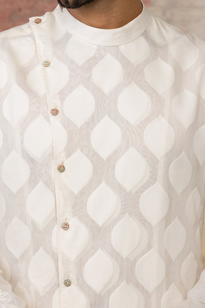 Ivory Floral Embroidered Kurta Set by Devnaagri Men at Pernia's Pop Up Shop