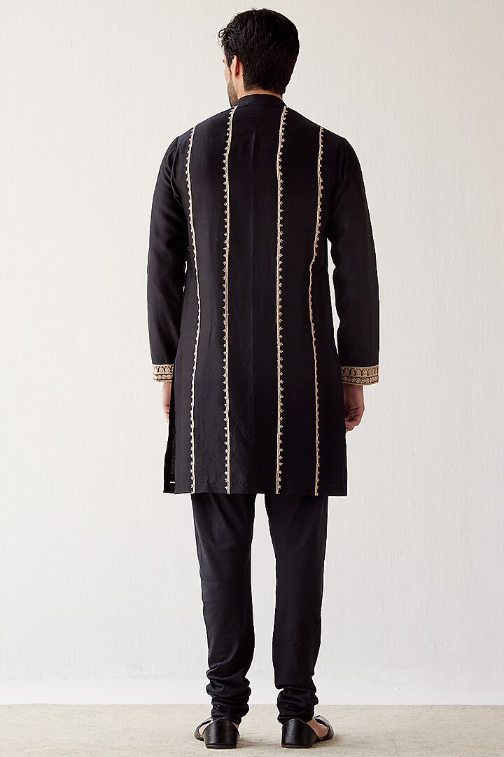 Black Embroidered Kurta Set by Devnaagri Men at Pernia's Pop Up Shop