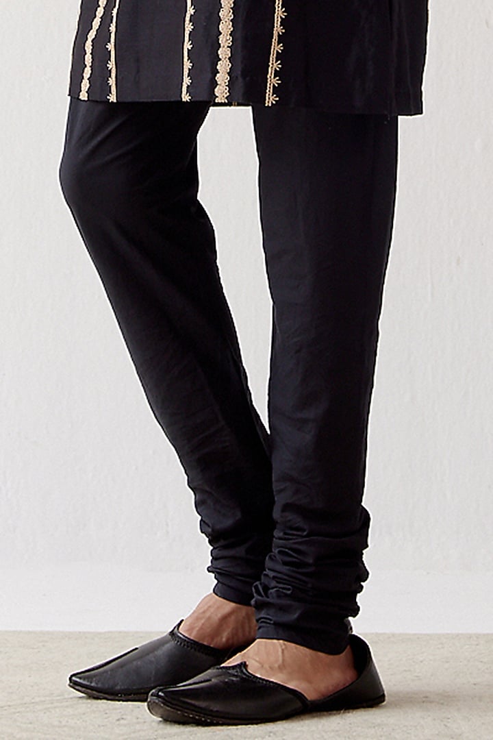 Black Embroidered Kurta Set by Devnaagri Men at Pernia's Pop Up Shop