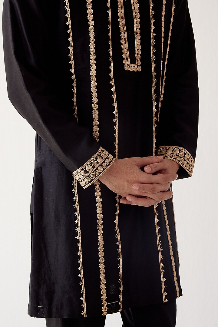 Black Embroidered Kurta Set by Devnaagri Men at Pernia's Pop Up Shop