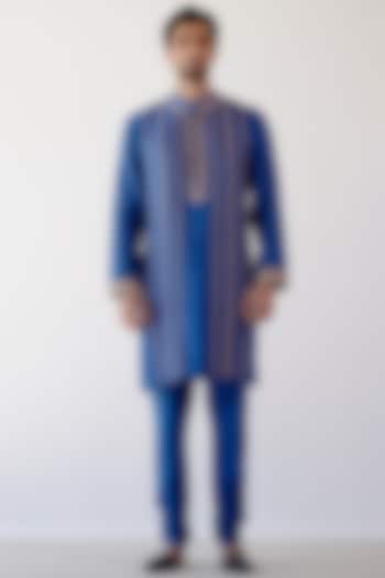 Blue Embroidered Kurta Set by Devnaagri Men at Pernia's Pop Up Shop
