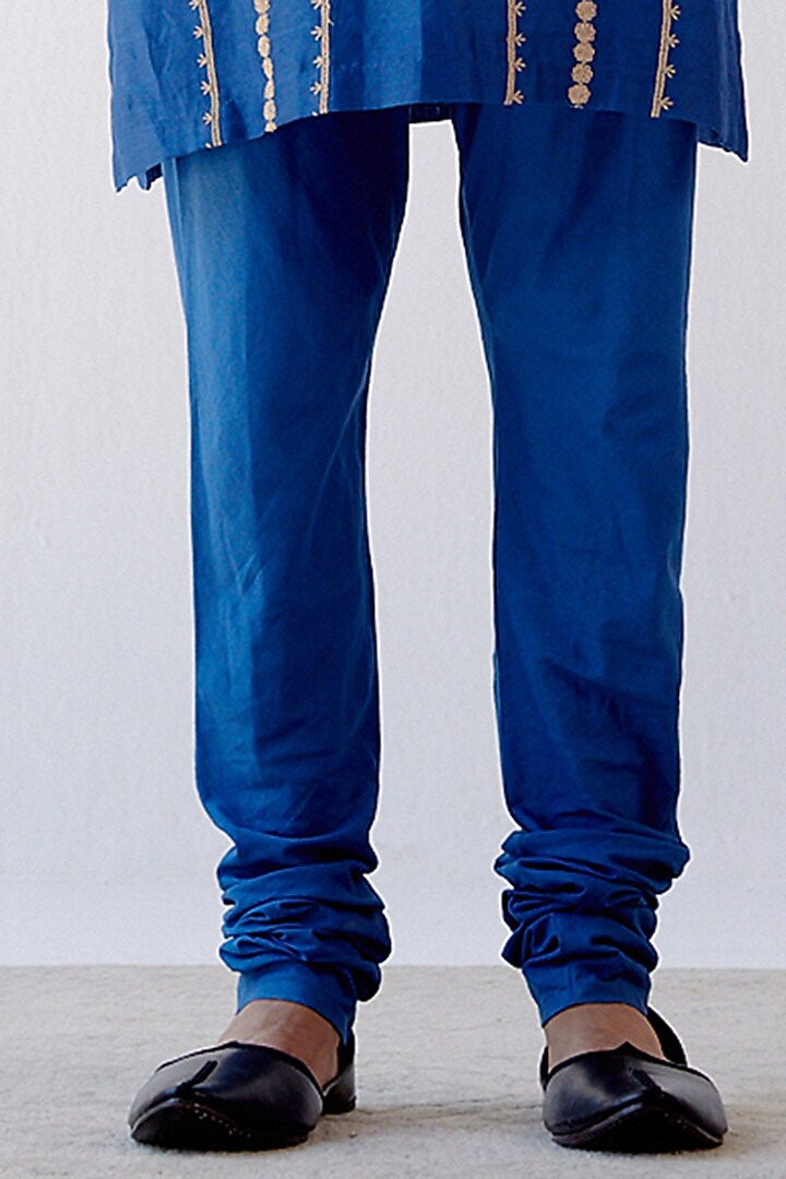 Blue Embroidered Kurta Set by Devnaagri Men at Pernia's Pop Up Shop