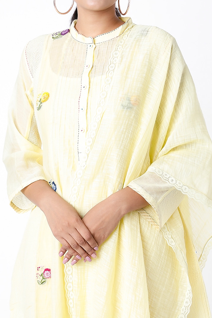 Yellow Handwoven Dupatta by Dhaari By Deepika at Pernia's Pop Up Shop