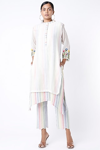 White Kantha Hand Embroidered Kurta by Dhaari By Deepika