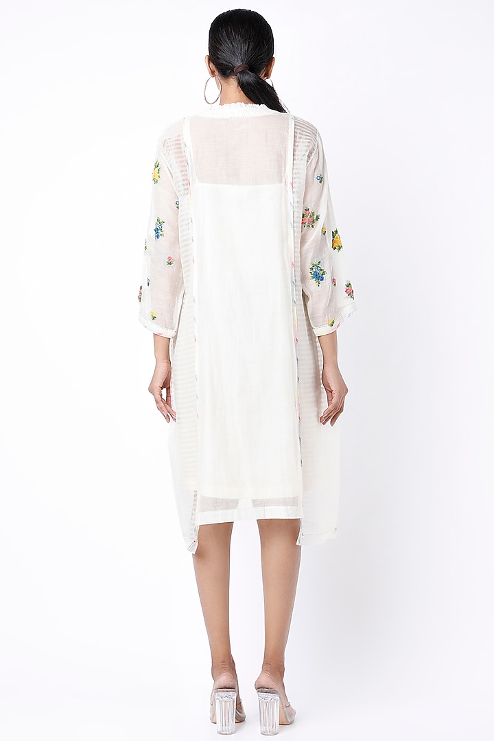 White Hand Embroidered Tunic by Dhaari By Deepika at Pernia's Pop Up Shop