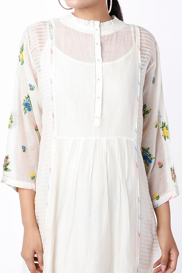 White Hand Embroidered Tunic by Dhaari By Deepika at Pernia's Pop Up Shop