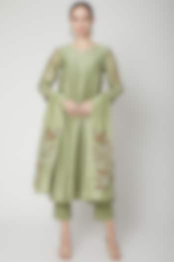 Olive Green Embroidered Kurta Set by Dharai at Pernia's Pop Up Shop