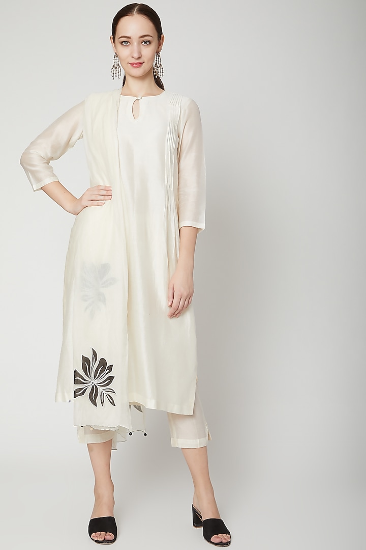 Off White Embroidered Kurta Set by Dharai at Pernia's Pop Up Shop