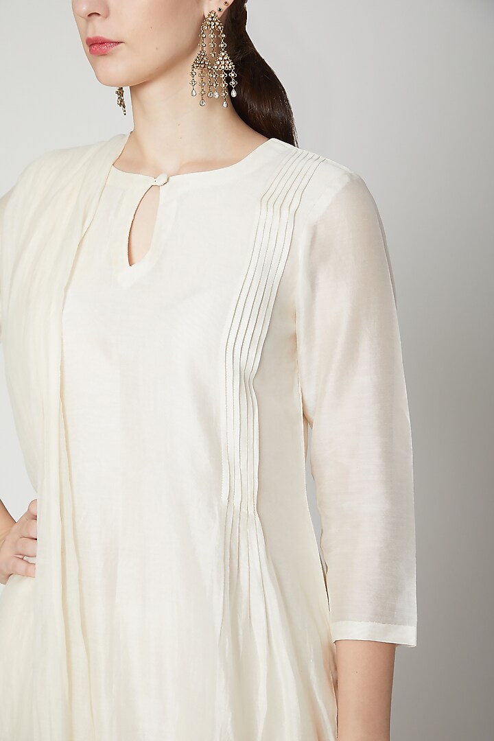 Off White Embroidered Kurta Set by Dharai at Pernia's Pop Up Shop