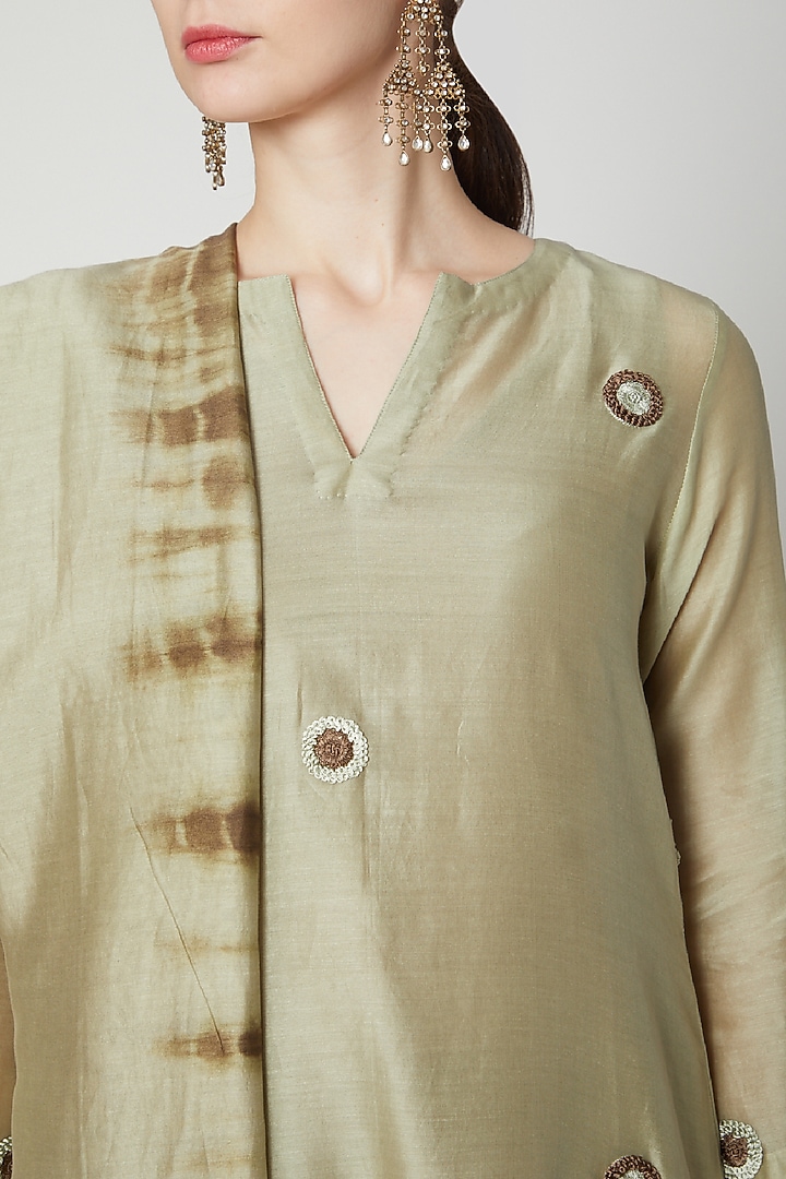 Olive Green Hand Embroidered Kurta Set by Dharai at Pernia's Pop Up Shop