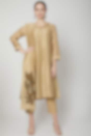 Gold Embroidered Kurta Set by Dharai at Pernia's Pop Up Shop