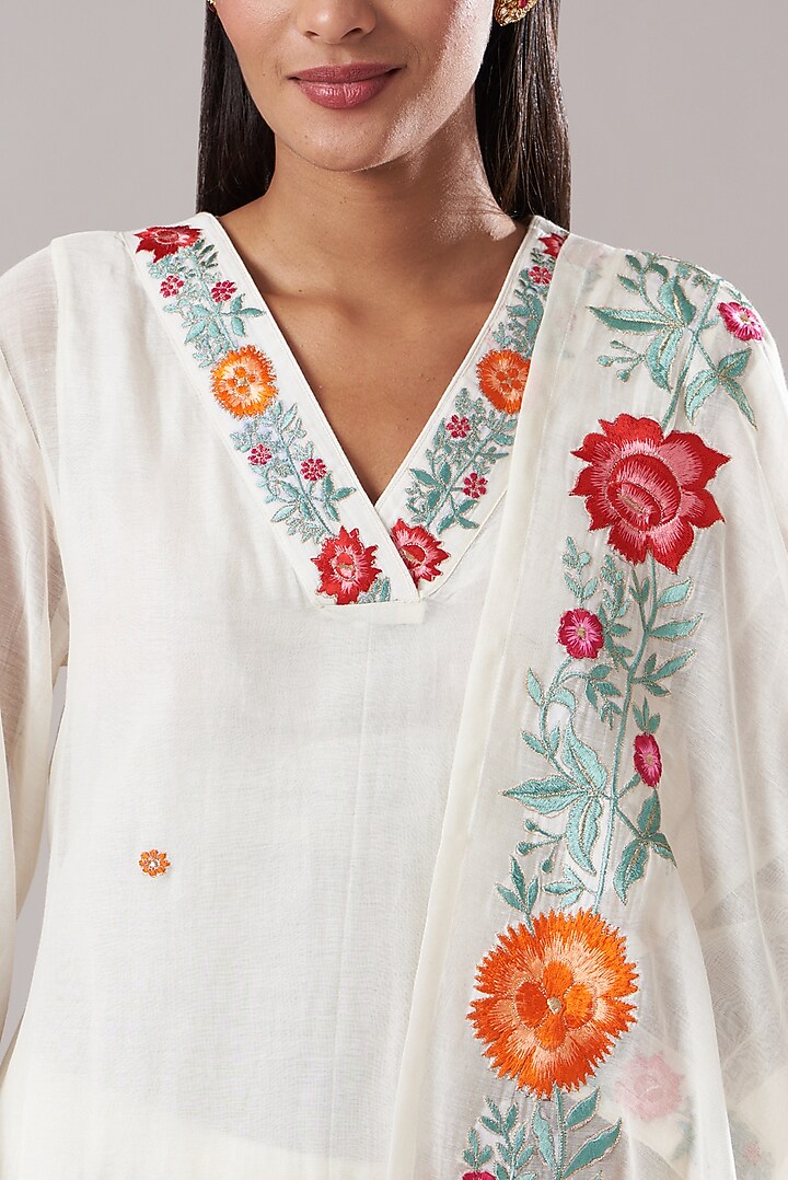 White Embroidered Kurta Set by Dharai at Pernia's Pop Up Shop