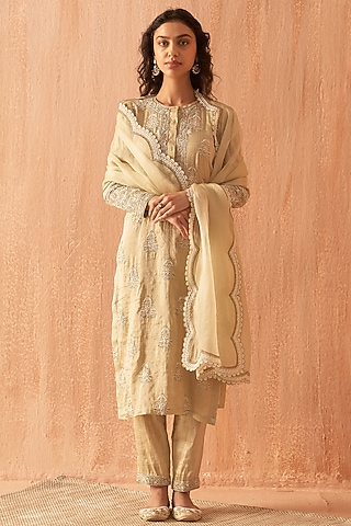 Olive Green Mul Chanderi Embroidered Kurta Set by Dhaaga & Co. by Savnit Gurnani