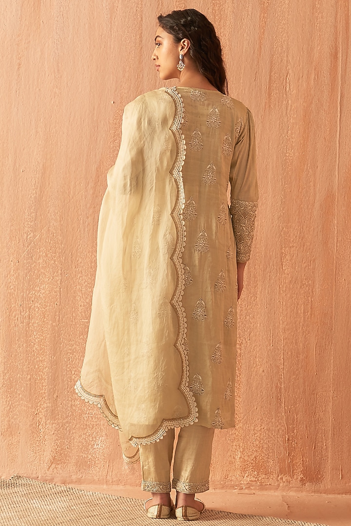 Olive Green Mul Chanderi Embroidered Kurta Set by Dhaaga & Co. by Savnit Gurnani at Pernia's Pop Up Shop