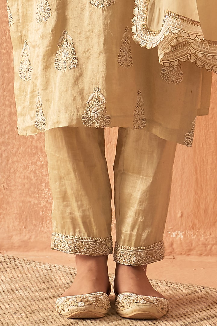 Olive Green Mul Chanderi Embroidered Kurta Set by Dhaaga & Co. by Savnit Gurnani at Pernia's Pop Up Shop