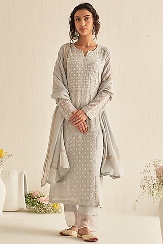 Light Grey Maheshwari Embroidered Kurta Set by Dhaaga & Co. by Savnit Gurnani