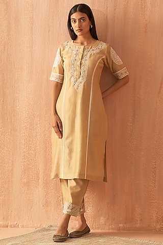 Gold Chanderi Embroidered Kurta Set by Dhaaga & Co. by Savnit Gurnani