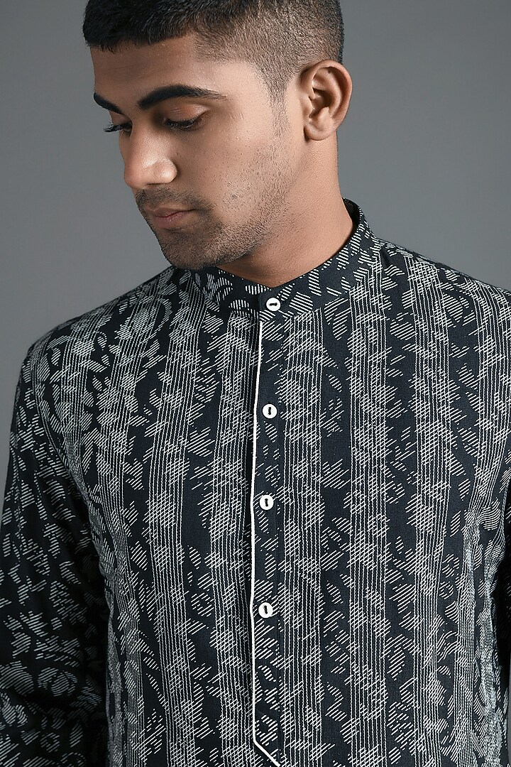 Black Cotton Silk Printed Textured Kurta Set by Dhruv Vaish at Pernia's Pop Up Shop
