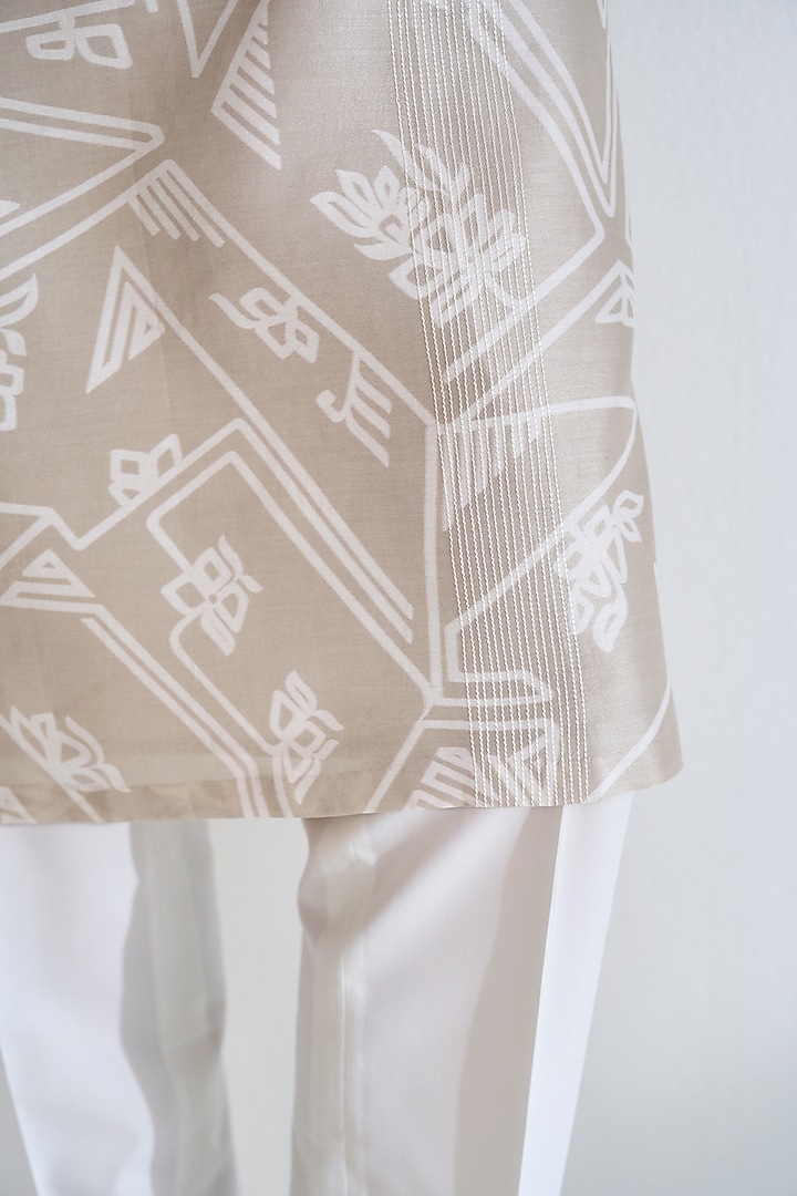 London Fog Chanderi Geometric Printed & Thread Embroidered Kurta Set by Dhruv Vaish at Pernia's Pop Up Shop