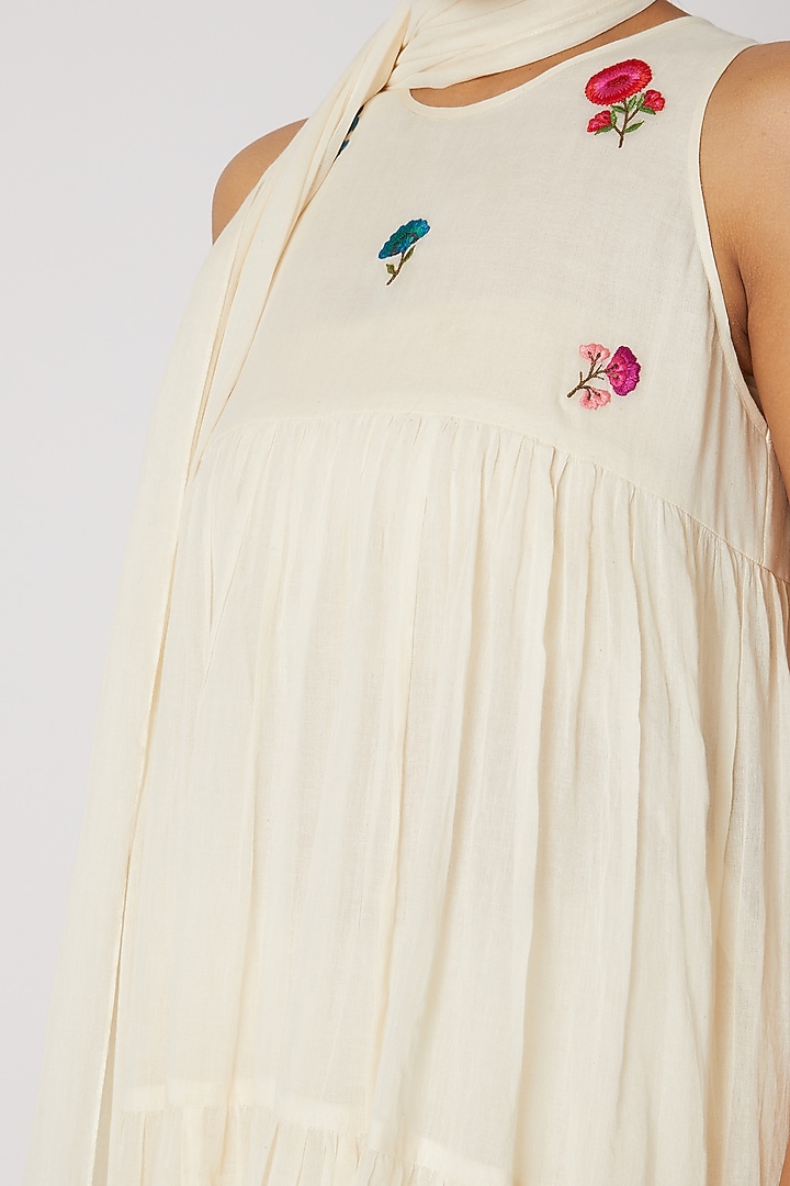 Off White Embroidered Kurta by Divya Anand at Pernia's Pop Up Shop