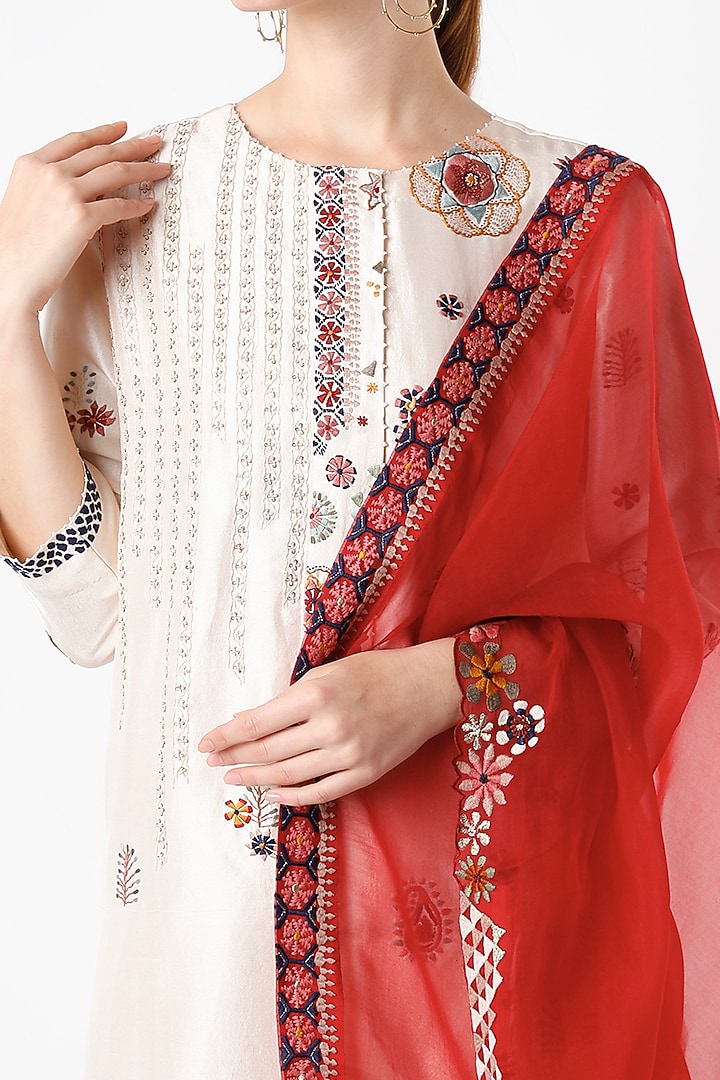Champa Embroidered Kurta Set by Divyam Mehta at Pernia's Pop Up Shop
