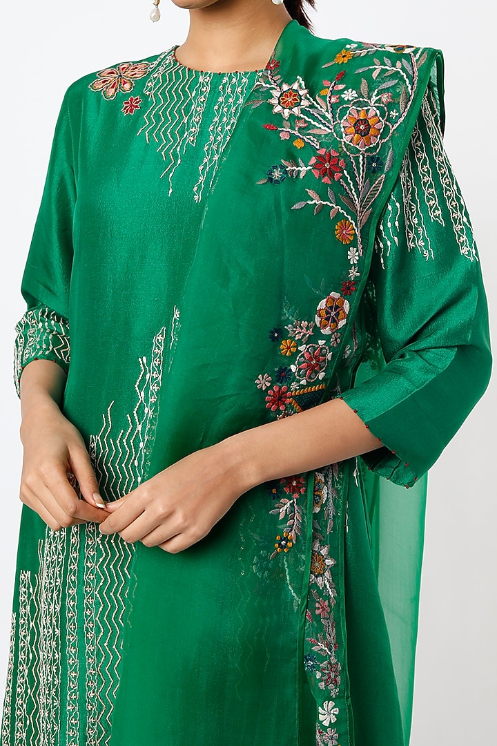 Fanaa Hand Embroidered Kurta Set by Divyam Mehta at Pernia's Pop Up Shop