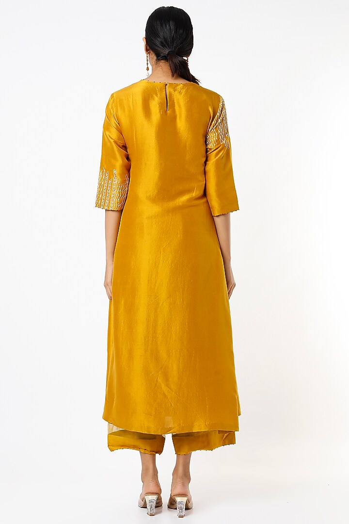 Sarson Hand Embroidered Kurta Set by Divyam Mehta at Pernia's Pop Up Shop