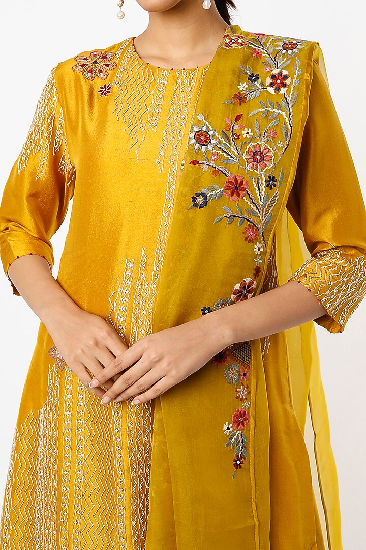 Sarson Hand Embroidered Kurta Set by Divyam Mehta at Pernia's Pop Up Shop