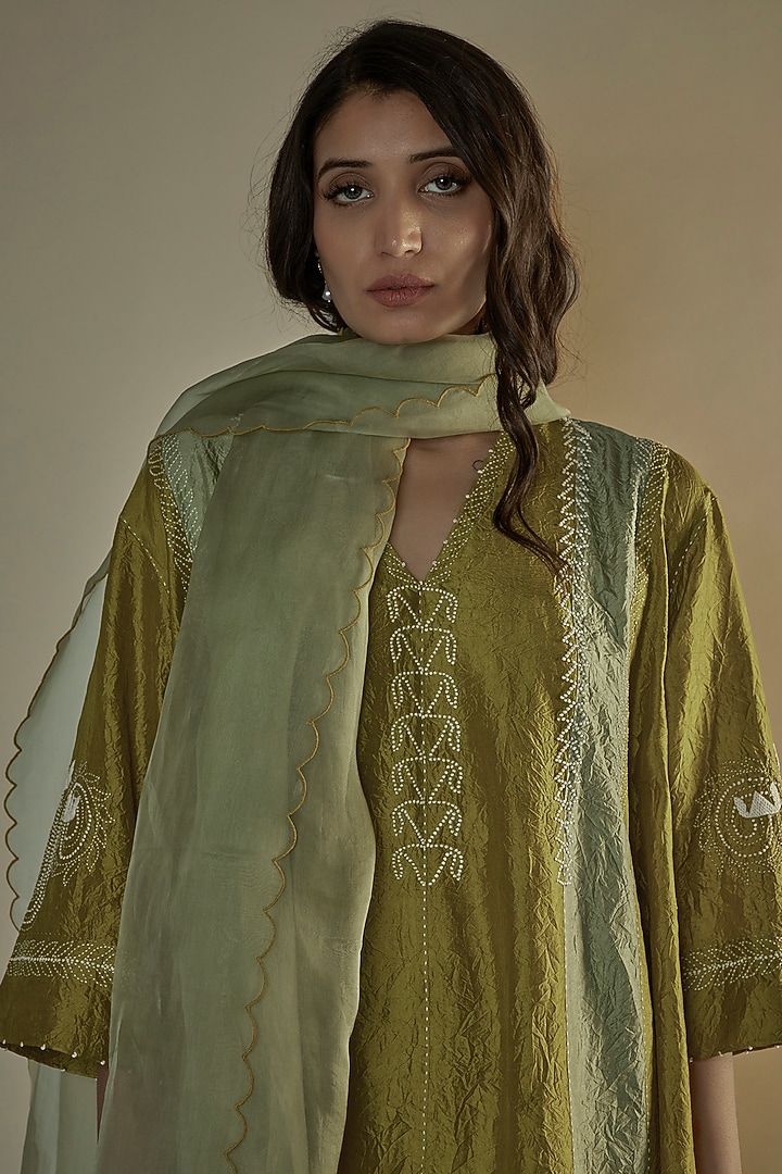 Lebu Mulberry Silk Embroidered Kurta Set by Divyam Mehta at Pernia's Pop Up Shop