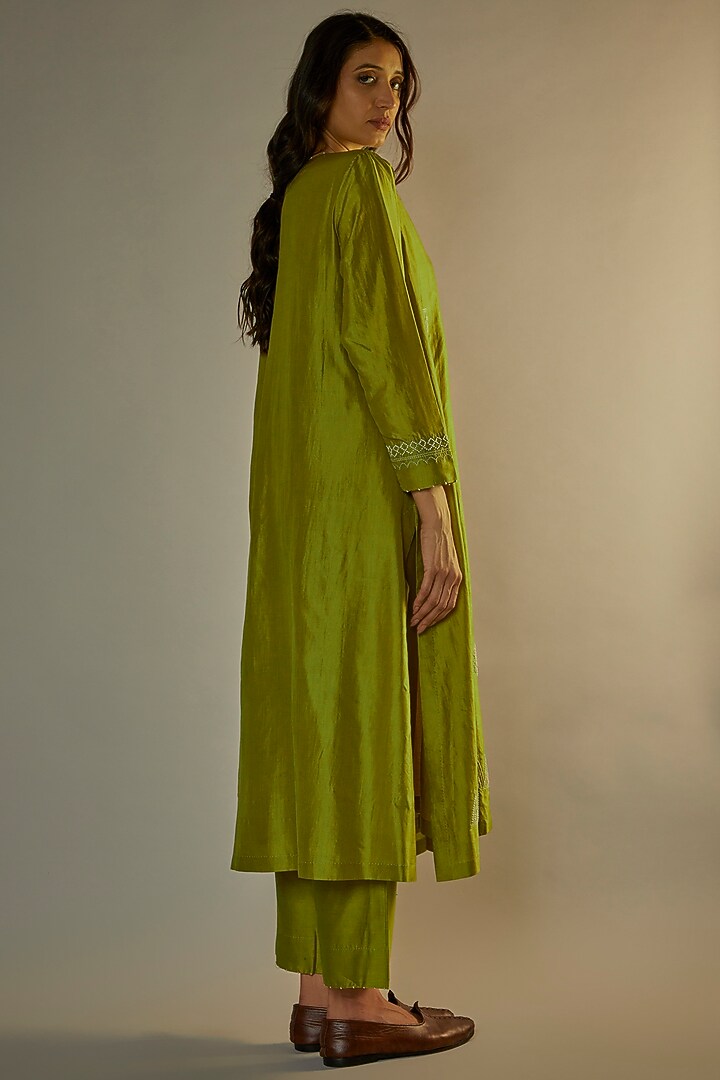 Lebu Mulberry Silk Embroidered Kurta Set by Divyam Mehta at Pernia's Pop Up Shop