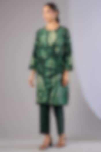 Green Mulberry Silk Shibori Printed Kurta Set by Divyam Mehta at Pernia's Pop Up Shop