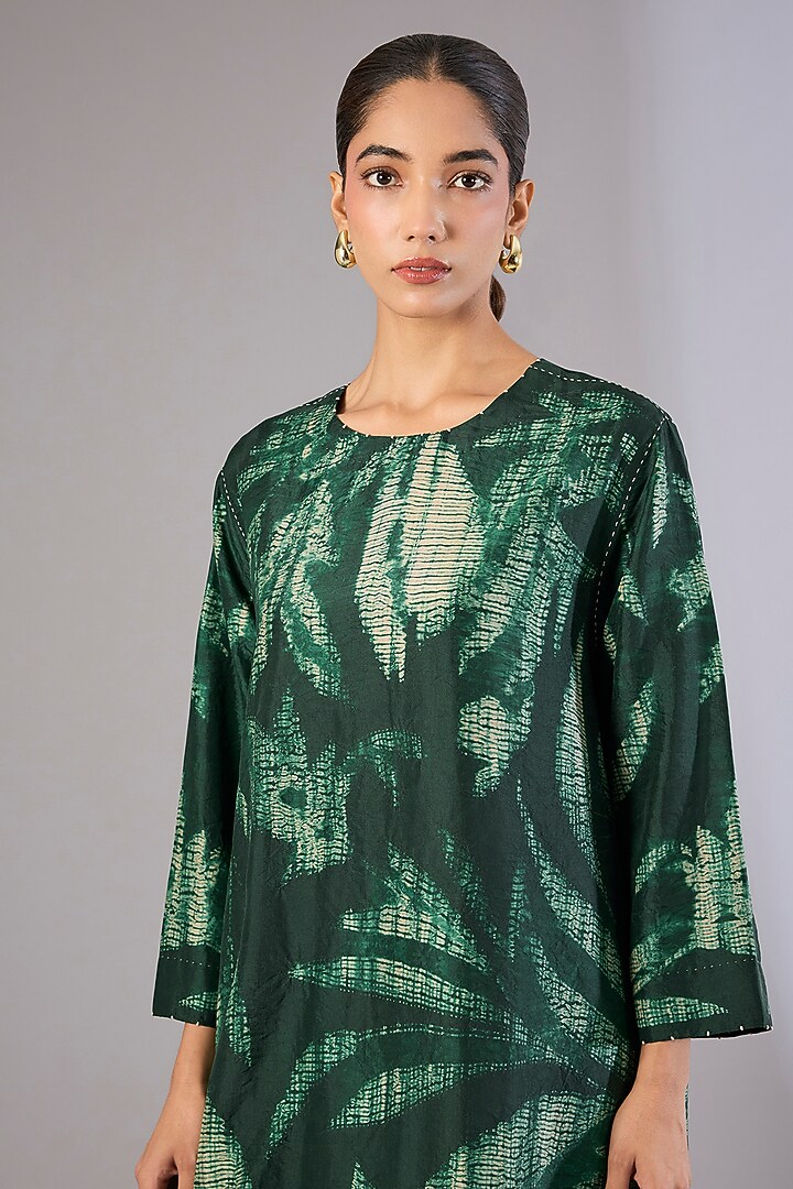 Green Mulberry Silk Shibori Printed Kurta Set by Divyam Mehta at Pernia's Pop Up Shop
