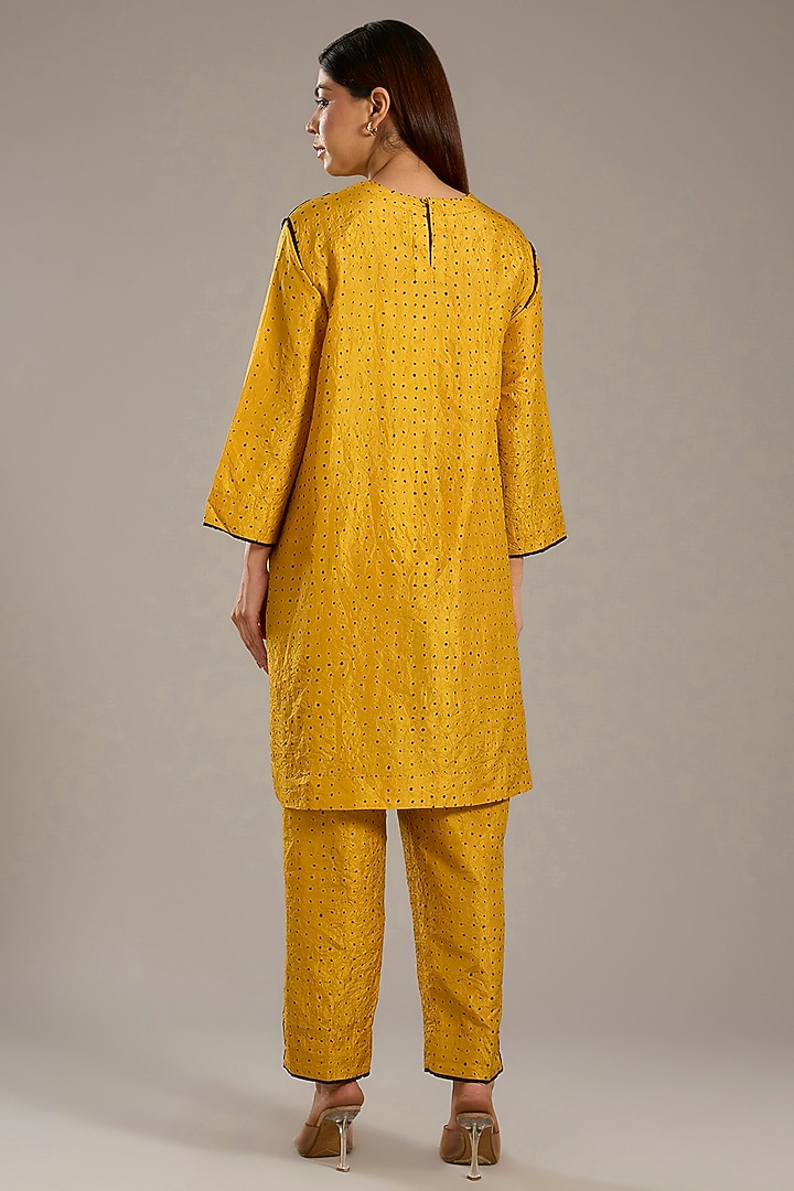 Haldi Yellow Mulberry Silk Screen Printed Kurta Set by Divyam Mehta at Pernia's Pop Up Shop