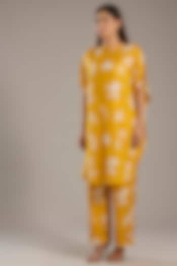 Haldi Yellow Mulberry Silk Floral Printed Kurta Set by Divyam Mehta at Pernia's Pop Up Shop