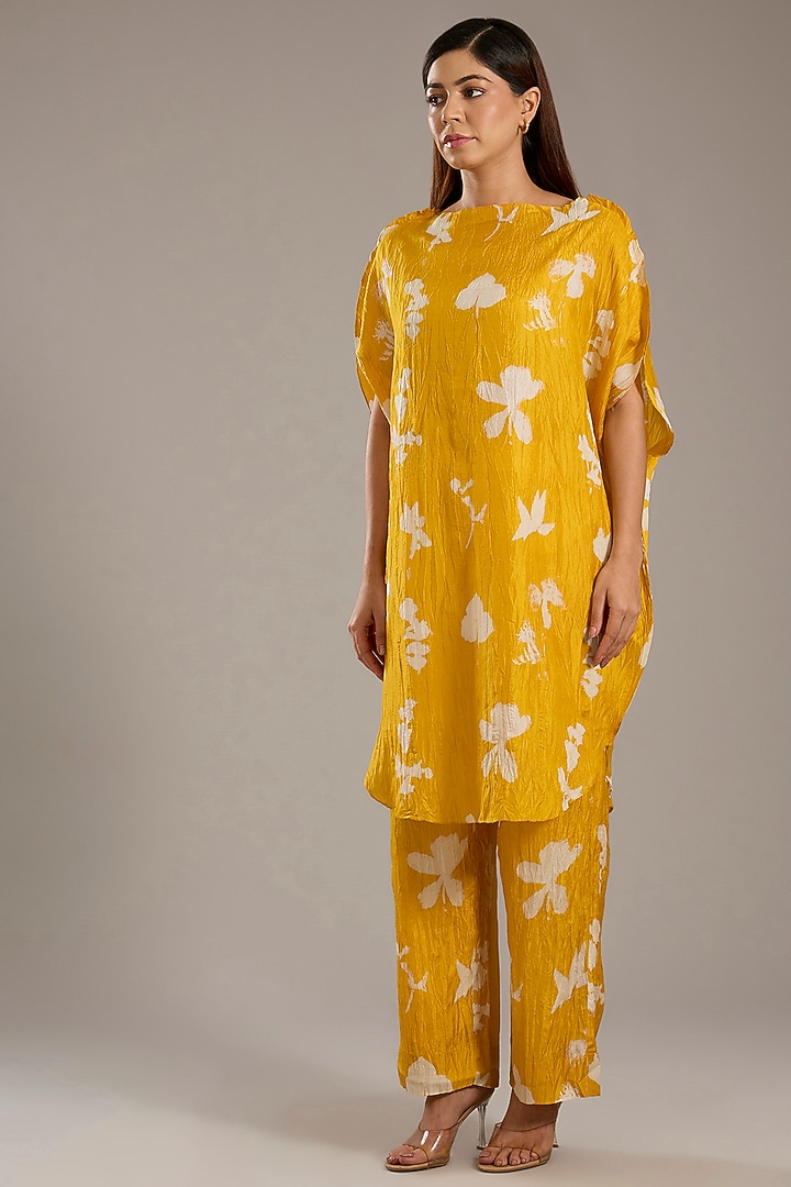 Haldi Yellow Mulberry Silk Floral Printed Kurta Set by Divyam Mehta at Pernia's Pop Up Shop
