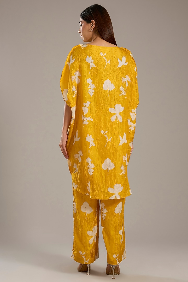 Haldi Yellow Mulberry Silk Floral Printed Kurta Set by Divyam Mehta at Pernia's Pop Up Shop