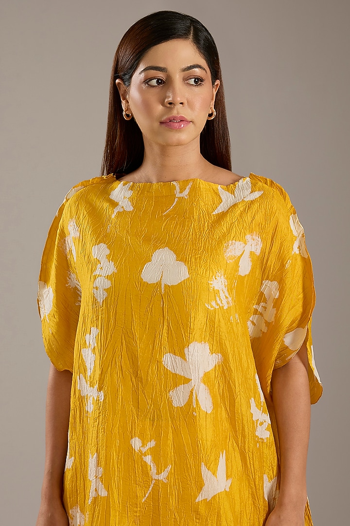 Haldi Yellow Mulberry Silk Floral Printed Kurta Set by Divyam Mehta at Pernia's Pop Up Shop