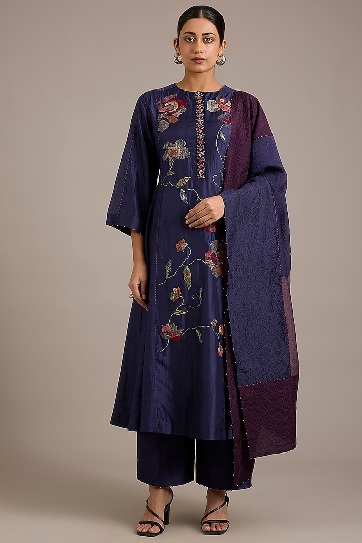 Baingani Mulberry Silk & Chanderi Geometric Floral Embroidered Kurta Set by Divyam Mehta at Pernia's Pop Up Shop