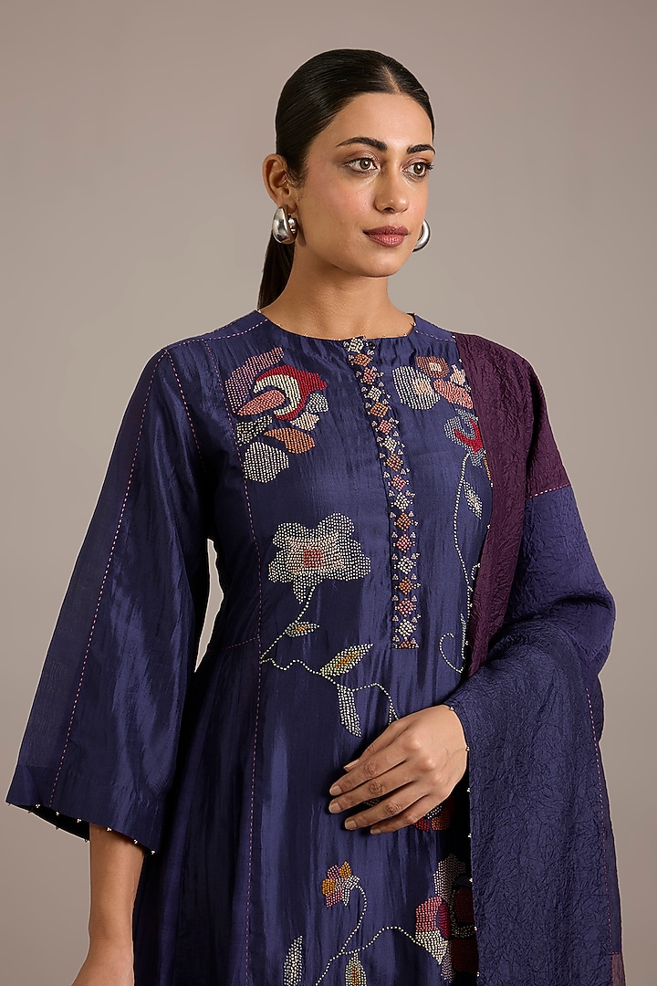 Baingani Mulberry Silk & Chanderi Geometric Floral Embroidered Kurta Set by Divyam Mehta at Pernia's Pop Up Shop