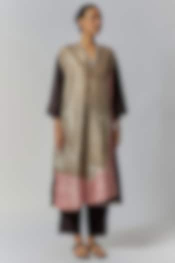 Sand & Pink Mulberry Silk Printed Kurta Set by Divyam Mehta at Pernia's Pop Up Shop