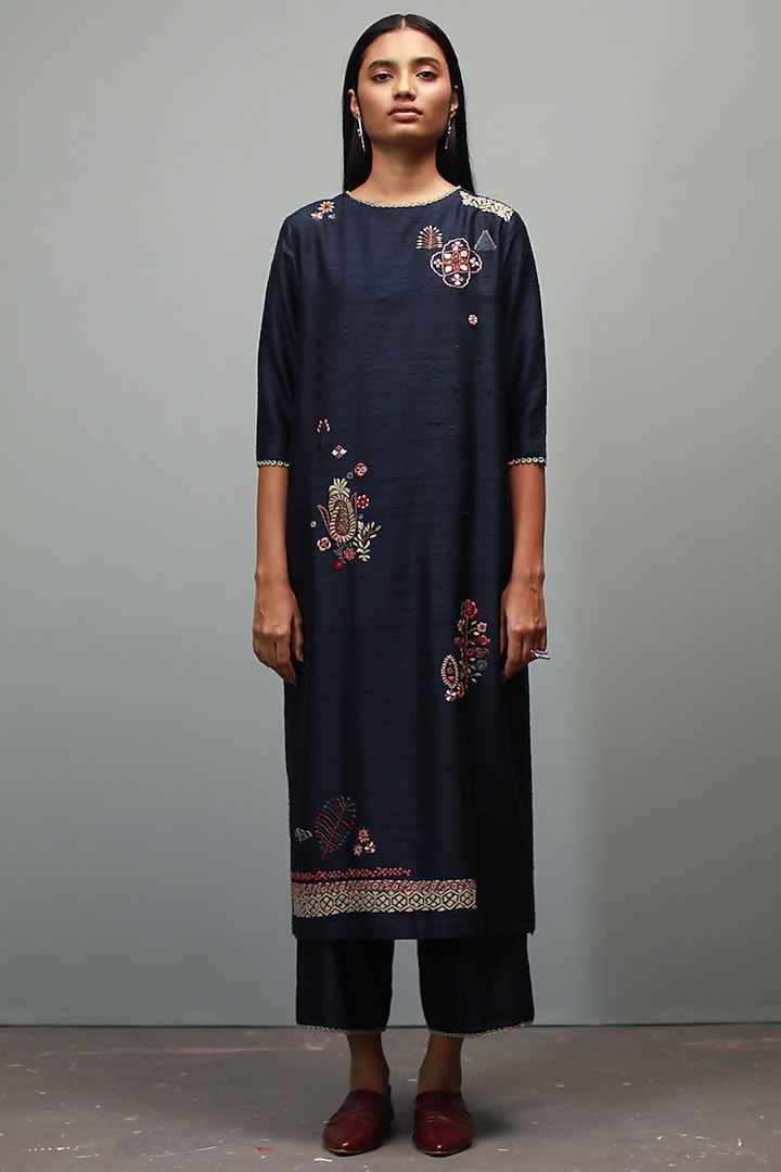 Dark Indigo Hand Embroidered Kurta Set by Divyam Mehta at Pernia's Pop Up Shop