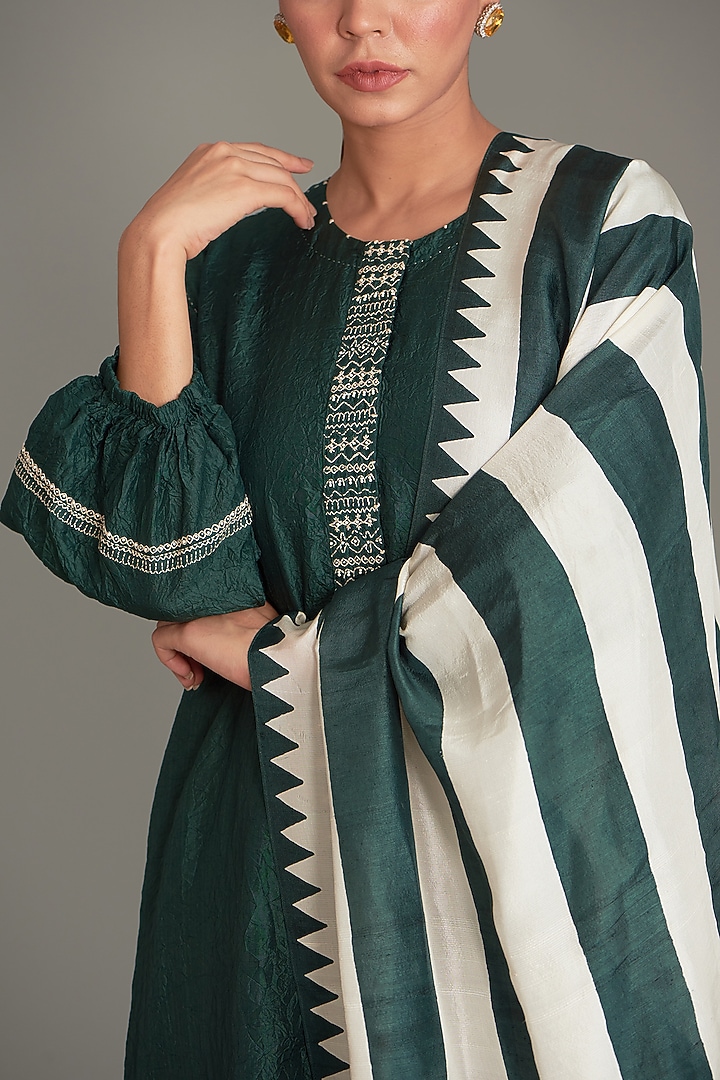 Bottle Green Mulberry Crushed Kurta Set by Divyam Mehta at Pernia's Pop Up Shop