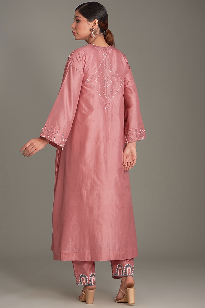 Coral Mulberry & Silk Organza Kurta Set by Divyam Mehta at Pernia's Pop Up Shop