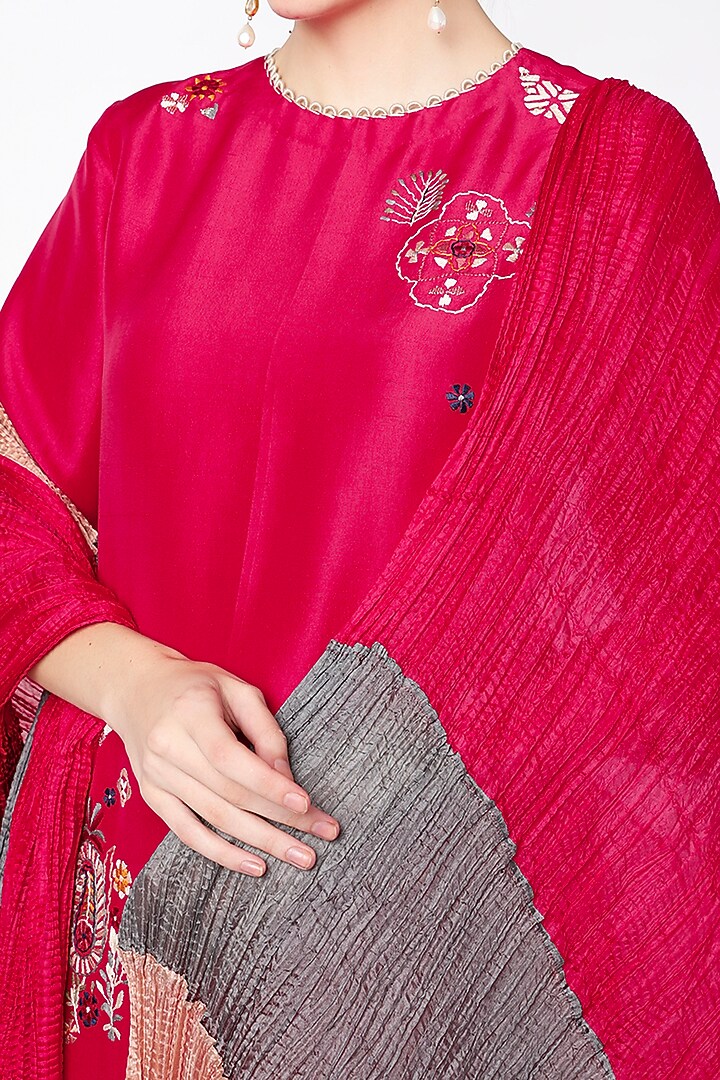 Pink Aari Embroidered Kurta Set by Divyam Mehta at Pernia's Pop Up Shop
