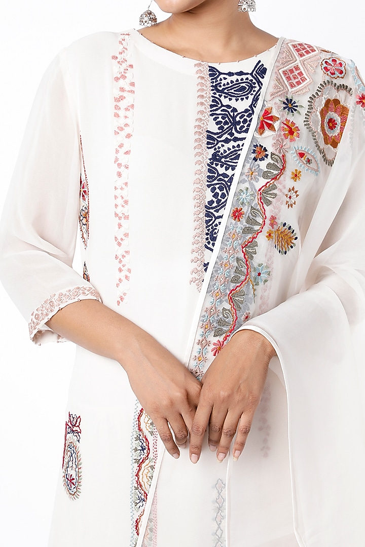 Champa White Embroidered Kurta Set by Divyam Mehta at Pernia's Pop Up Shop