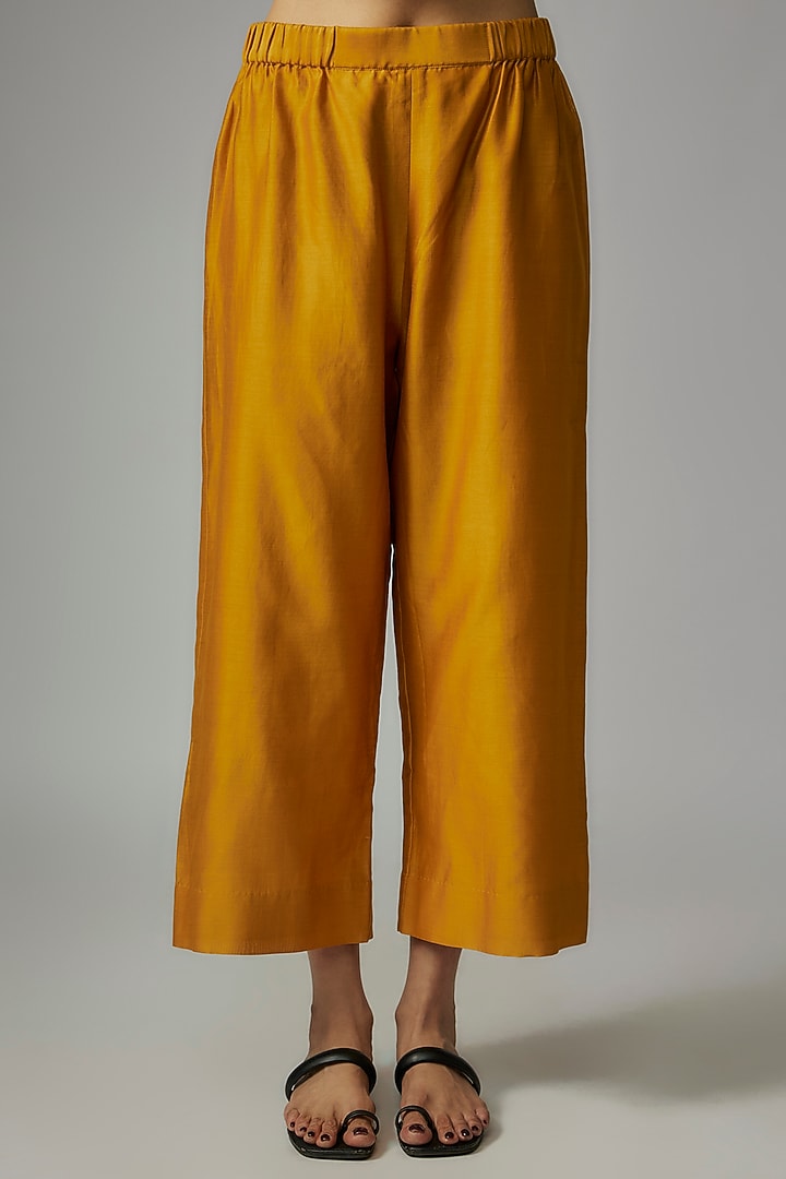 Yellow Mulberry Silk Mirror Embroidered Kurta Set by Divyam Mehta at Pernia's Pop Up Shop