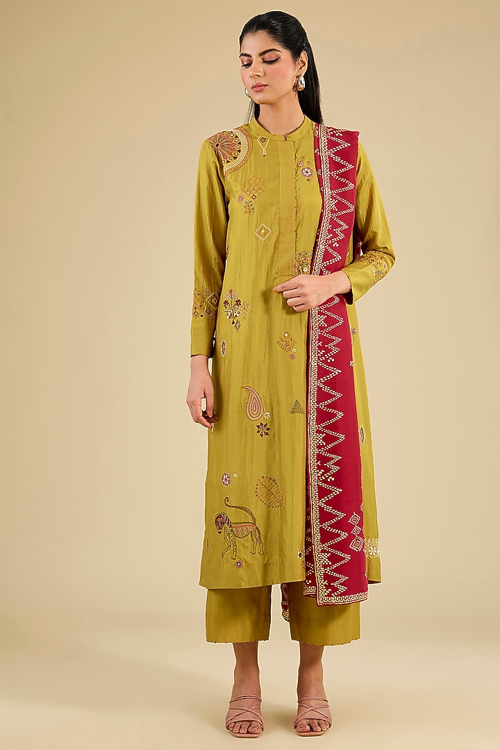 Yellow Mulberry Silk Hand Embroidered Kurta Set by Divyam Mehta at Pernia's Pop Up Shop