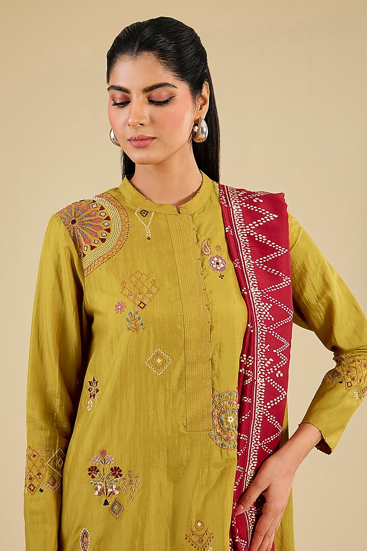 Yellow Mulberry Silk Hand Embroidered Kurta Set by Divyam Mehta at Pernia's Pop Up Shop