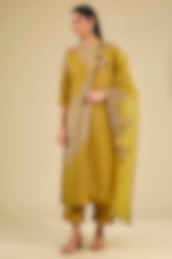 Yellow Mulberry Silk Hand Embroidered Kurta Set by Divyam Mehta at Pernia's Pop Up Shop